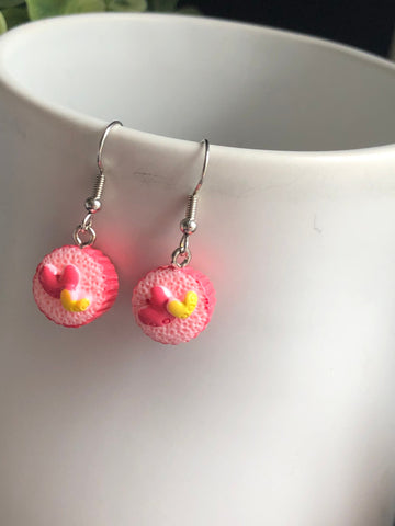 Boucles d’oreille cupcake rose petit gâteau d’anniversaire Comme un ange