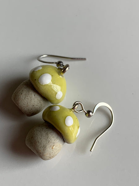 Boucles d’oreilles breloque champignon en céramique vert et gris sur crochet alliage de métaux argent - Comme un ange