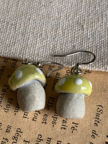 Boucles d’oreilles breloque champignon en céramique vert et gris sur crochet alliage de métaux argent - Comme un ange