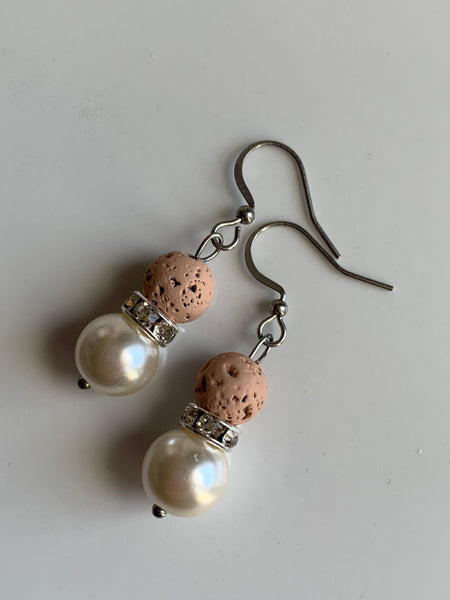 Boucles d’oreilles pierre de lave rose sur perle blanche bijoux diffuseur aromathérapie sur crochet alliage de métaux argent Comme un ange