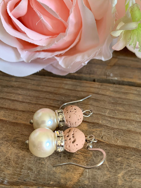 Boucles d’oreilles pierre de lave rose sur perle blanche bijoux diffuseur aromathérapie sur crochet alliage de métaux argent Comme un ange