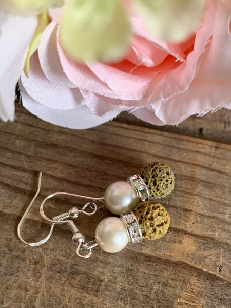 Boucles d’oreilles pierre de lave verte kaki sur perle blanche bijoux diffuseur aromathérapie huile essentielle Comme un ange