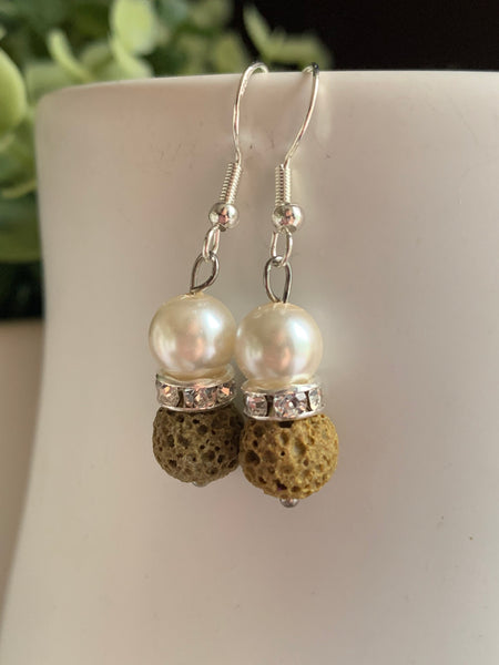 Boucles d’oreilles pierre de lave verte kaki sur perle blanche bijoux diffuseur aromathérapie huile essentielle Comme un ange