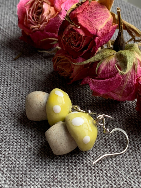 Boucles d’oreilles breloque champignon en céramique vert et gris sur crochet alliage de métaux argent - Comme un ange