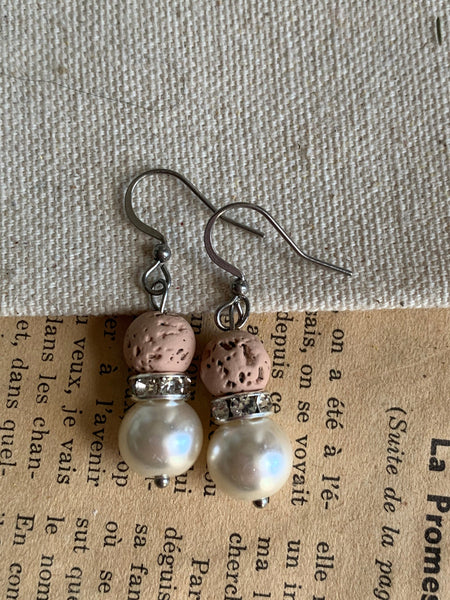 Boucles d’oreilles pierre de lave rose sur perle blanche bijoux diffuseur aromathérapie sur crochet alliage de métaux argent Comme un ange