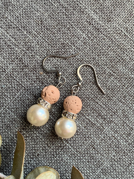 Boucles d’oreilles pierre de lave rose sur perle blanche bijoux diffuseur aromathérapie sur crochet alliage de métaux argent Comme un ange