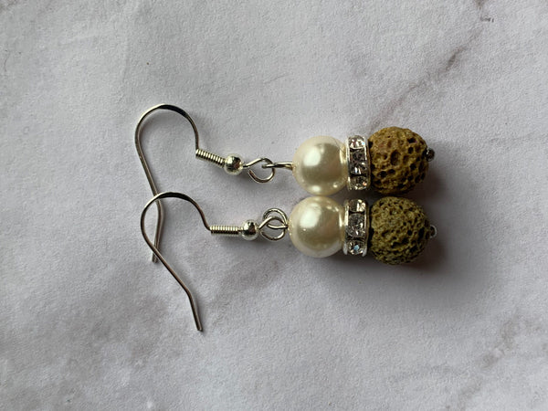 Boucles d’oreilles pierre de lave verte kaki sur perle blanche bijoux diffuseur aromathérapie huile essentielle Comme un ange