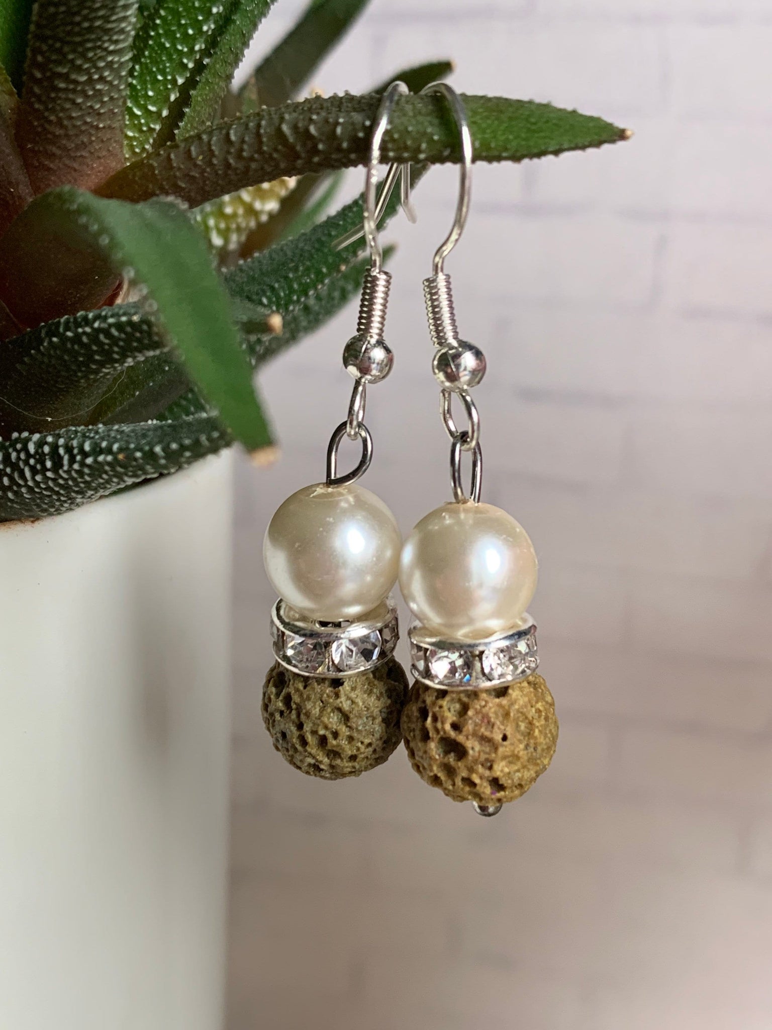 Boucles d’oreilles pierre de lave verte kaki sur perle blanche bijoux diffuseur aromathérapie huile essentielle Comme un ange