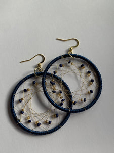 Boucles d’oreilles breloque capteur de rêve tissé bleu et or alliage de métaux or Comme un ange