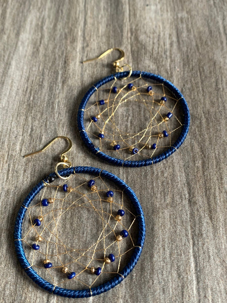 Boucles d’oreilles breloque capteur de rêve tissé bleu et or alliage de métaux or Comme un ange