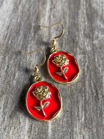 Boucles d’oreilles breloque rouge fleur rose ton or Comme un ange