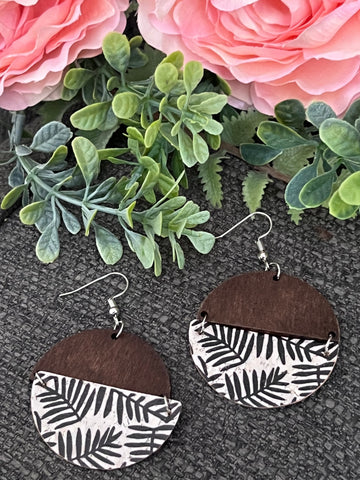 Boucles oreilles rondes bois  feuilles noires Comme un ange