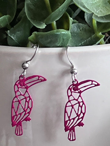 Boucles d’oreilles breloque toucan rose fushia Comme un ange