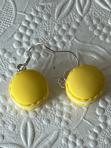 Bijoux boucles oreilles desserts gourmandises macarons jaunes Comme un ange