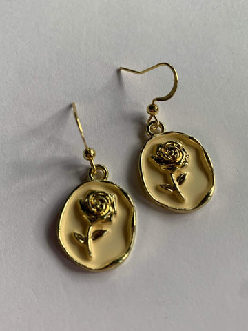 Boucles d’oreilles breloque jaune fleur rose ton or Comme un ange