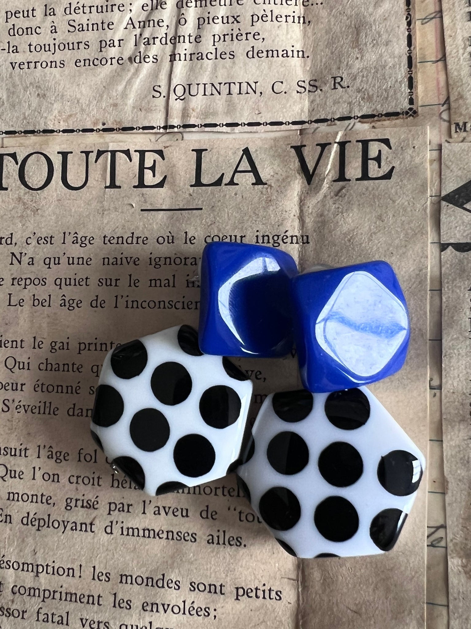 Boucles oreilles géométriques originales pois noirs bleu - Comme un ange