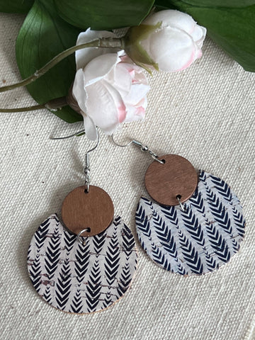 Boucles oreilles rondes bois  feuilles noires Comme un ange