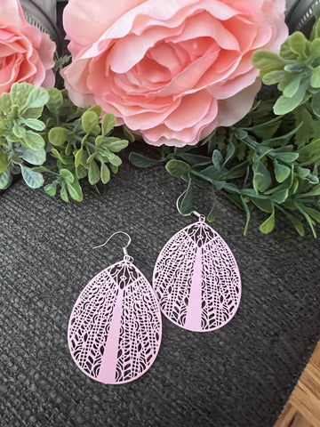 Boucles oreilles style œuf de Pâques ou gouttes ovales lilas printaniers Comme un ange