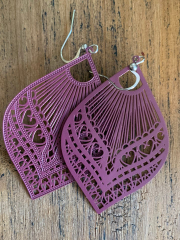 Boucles d’oreilles breloque goutte mauve avec motifs sur crochet alliage de métaux argent Comme un ange