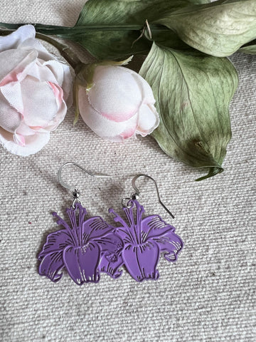 Boucles d’oreilles breloque fleur hibiscus mauve sur crochet alliage de métaux argent tropical Hawaï Comme un ange