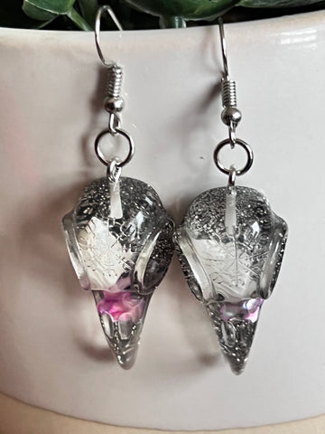 Boucles d’oreilles breloque tête de corbeau en résine sur crochet alliage de métaux argent Comme un ange