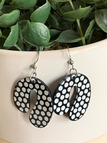 Boucles d’oreilles en résine u picoté noir et blanc sur crochet alliage de métaux argent Comme un ange