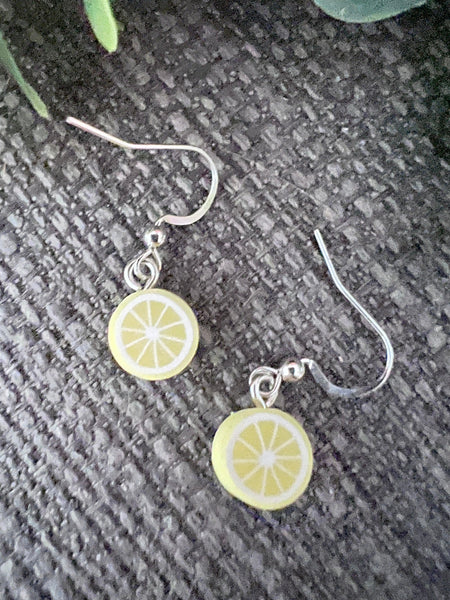 Boucles d’oreilles breloque mini citron sur crochet alliage de métaux argent Comme un ange