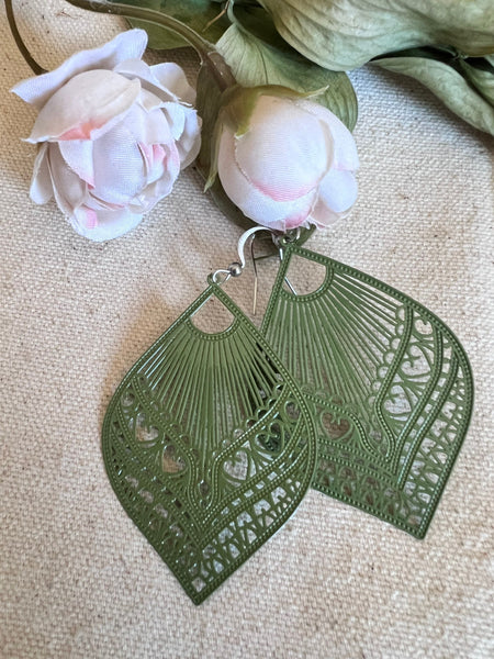 Boucles d’oreilles feuilles verts petits cœurs dentelles Comme un ange