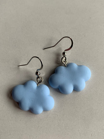 Boucles d’oreilles breloque nuage bleu sur crochet alliage de métaux argent Comme un ange