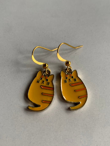 Boucles d’oreilles breloque petit chat jaune orange sur crochet alliage de métaux or Comme un ange