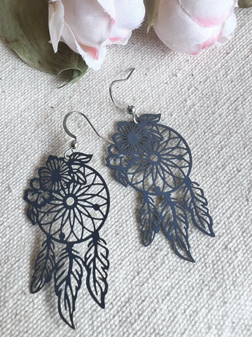 Boucles d’oreilles mandala capteur de rêves gris Comme un ange