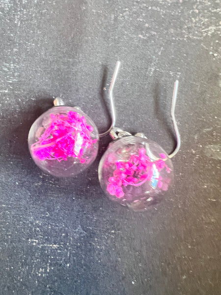 Boucles oreilles fleurs fushia dans une bulle de verre Comme un ange