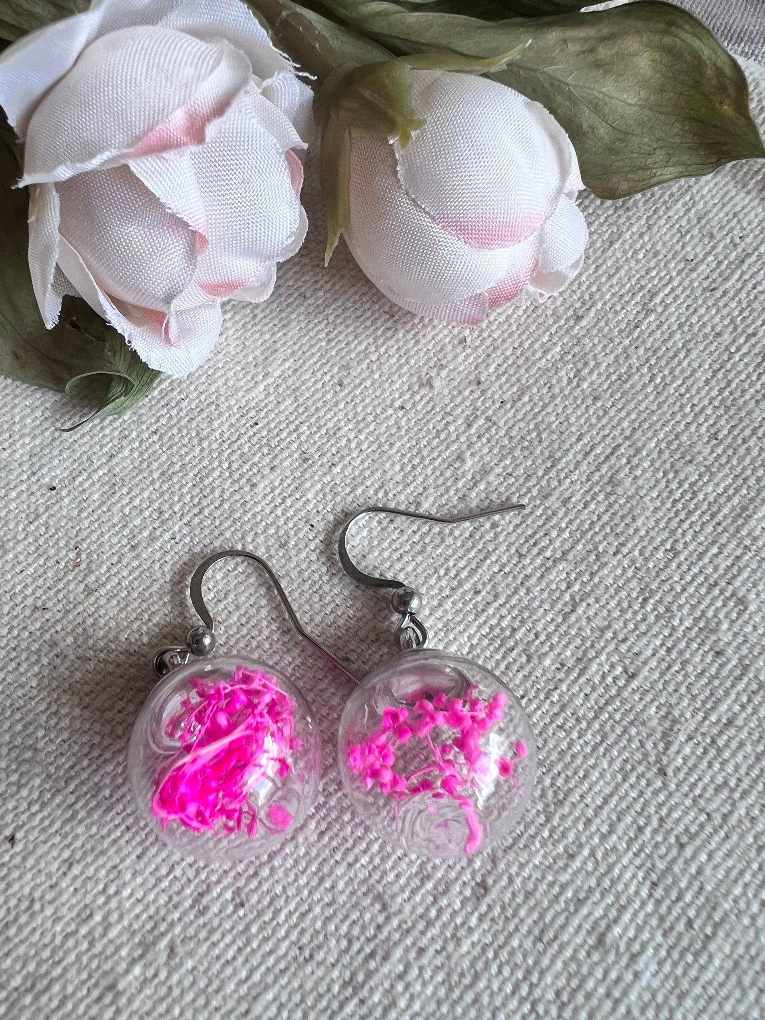 Boucles oreilles fleurs fushia dans une bulle de verre Comme un ange