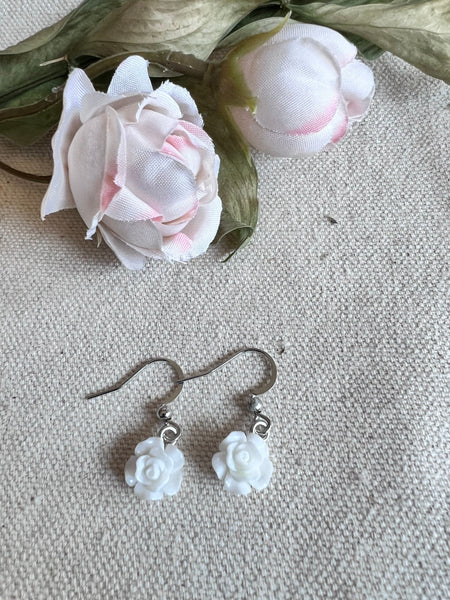 Bijoux boucles d’oreilles roses fleurs blanches Comme un ange