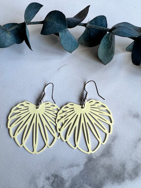 Bijoux boucles oreilles feuilles jaunes crèmes  feuilles tropicales feuilles bananiers Comme un ange