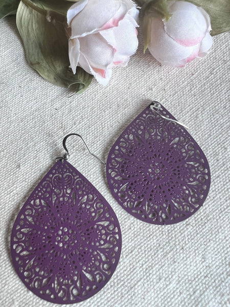 Boucles oreilles ovales aubergine mauves dentelles Comme un ange