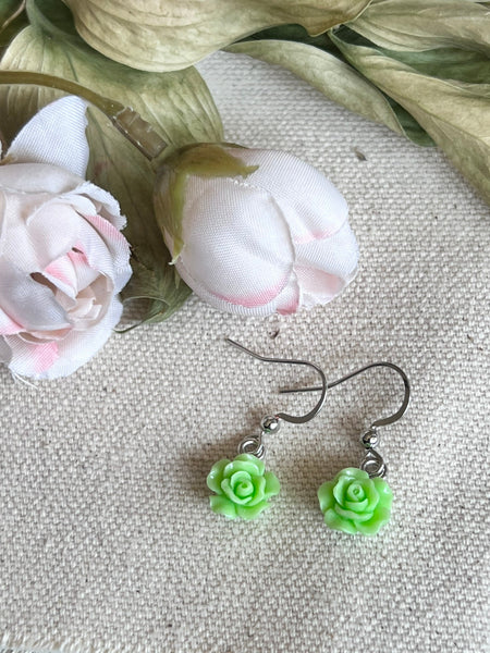 Bijoux boucles d’oreilles roses fleurs vertes limes Comme un ange