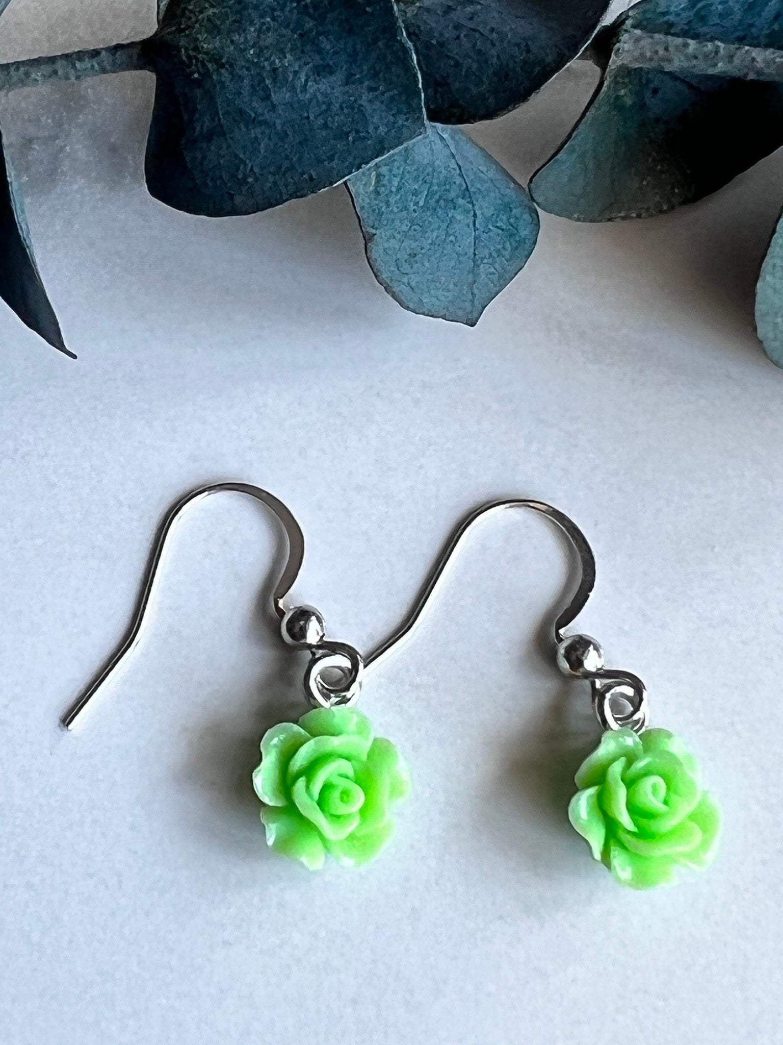 Bijoux boucles d’oreilles roses fleurs vertes limes Comme un ange