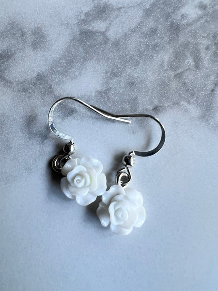 Bijoux boucles d’oreilles roses fleurs blanches Comme un ange