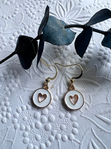 Boucles d’oreilles breloque coeur blancs  sur crochet alliage de métaux or Comme un ange