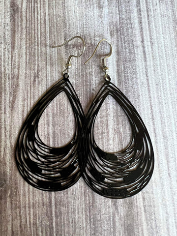 Boucles d’oreilles breloque goutte noir Comme un ange